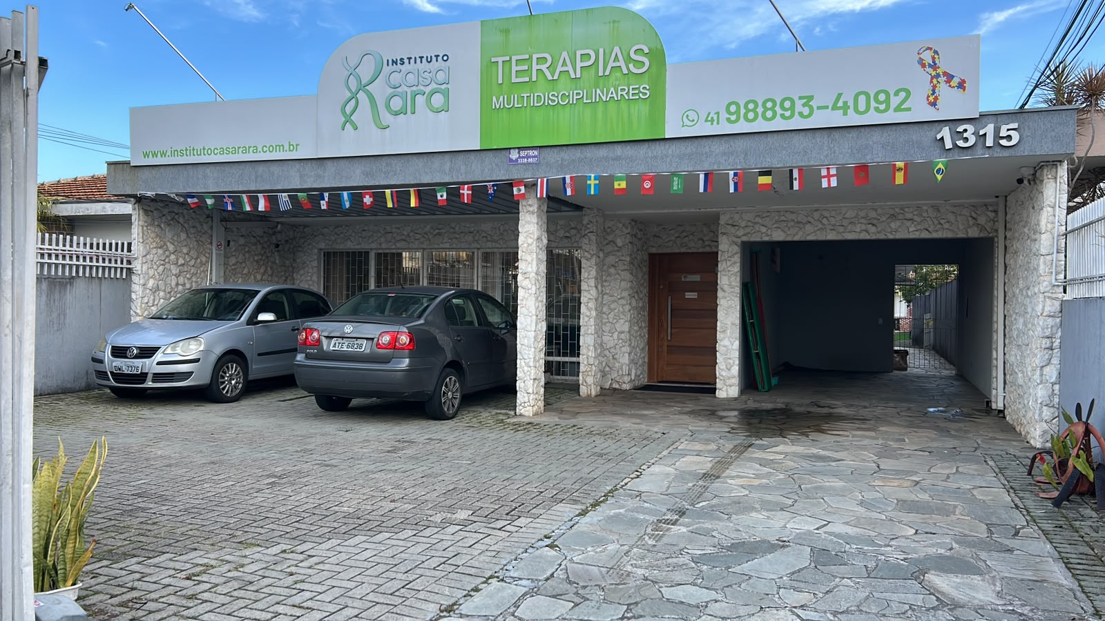 Fachada e estacionamento do Instituto Casa Rara